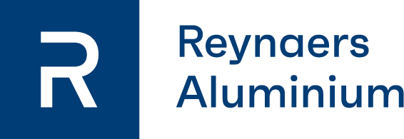 logo reynaers aluminium biały napis na niebieskim tle