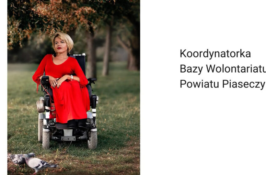 kobieta w czerwonej sukience na wózku inwalidzkim w parku z gołębiami