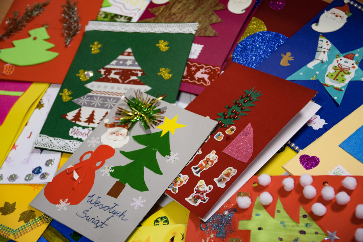 Karty bożonarodzeniowe z motywami świątecznymi.