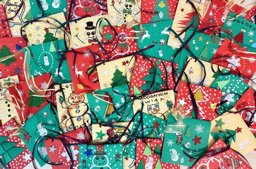 Bożonarodzeniowe karty z życzeniami Wesołych Świąt i motywami świątecznymi: choinki, bałwanki, skarpety, gwiazdki