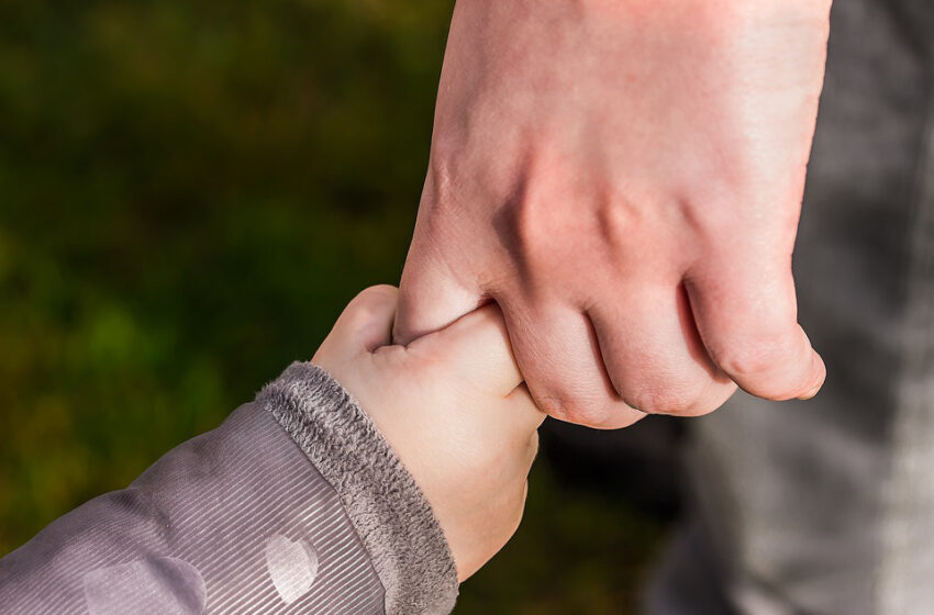 2 dłonie trzymające się, dłoń dziecka i osoby dorosłej