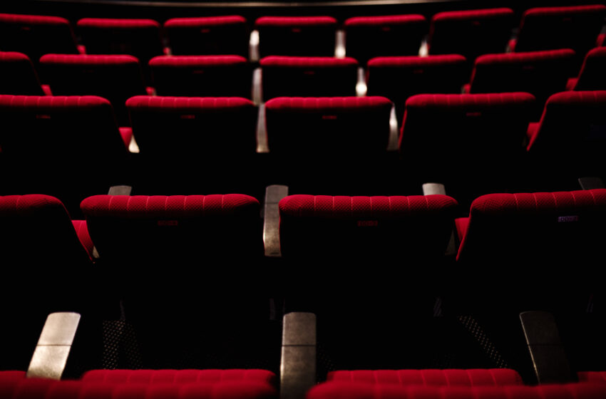 sala teatralna, krzesła czerwone