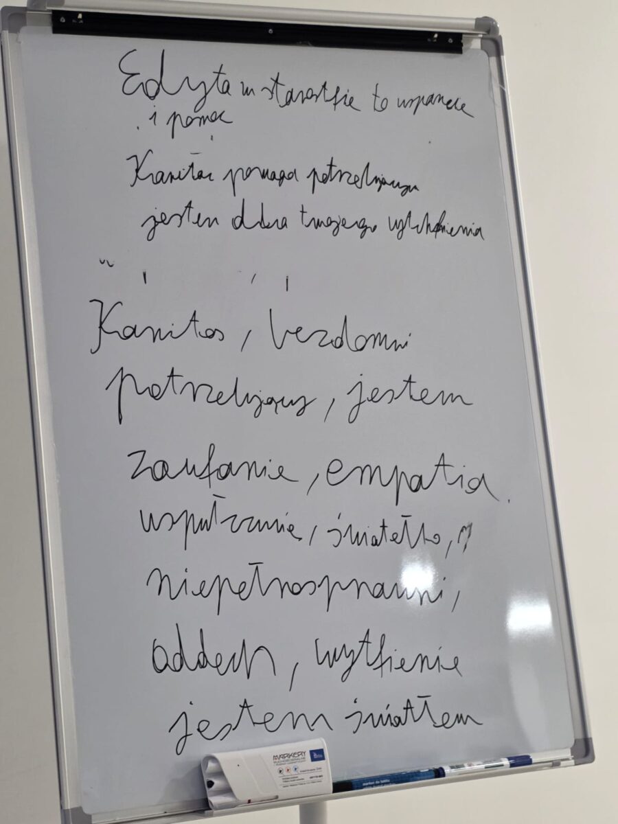 tablica z napisem